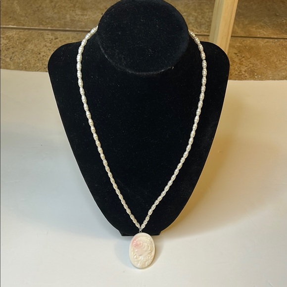 Vintage faux Pearl Necklace with ceramic Cameo Pendant - Picture 1 of 8